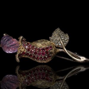 Gedeeltelijk verguld zilveren bloem broche met gesneden amethyst, granaten en peridots