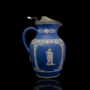Jasperware klepkan met tinnen deksel uit het atelier van James Dudson uit Hanley (Engeland), periode 1838-188 in Wedgewoodstijl