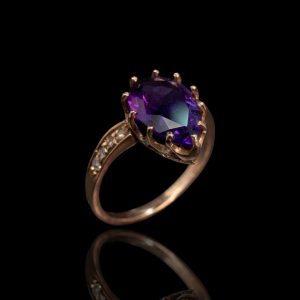 9 krt handgemaakt rosé gouden ring met peervormige amethist en 8 oud geslepen diamanten