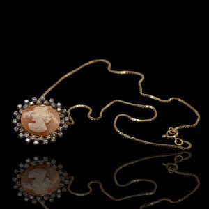 Witgouden hanger met camée en diamanten, aan gouden collier