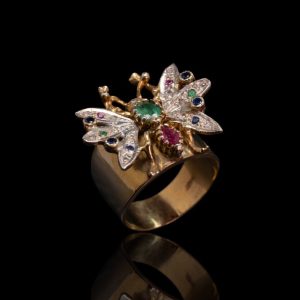 Gouden handgemaakte ring (bwg) met vlinder versiering waarin diamanten, smaragd en saffieren in zilver gezet
