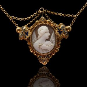 14 krt antiek gouden hanger met gestoken camée in de vorm van een engel, aan 14 krt gouden jasseron collier