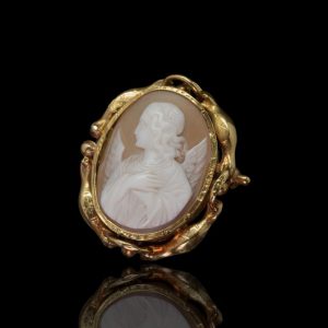 18 krt gouden broche met gesneden camée, voorstellende een engel