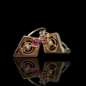 Antieke 14 krt gouden oorhangers met robijn en parel