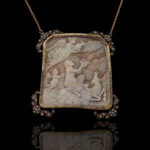 Goud met zilveren hanger, gesneden camée, aan gouden collier