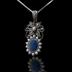 Zilveren hanger met opaal en parels, aan zilveren collier