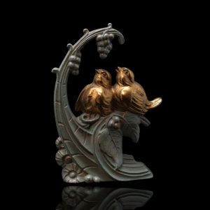 Zamac sculptuur met voorstelling van twee vogels (verguld) onder een gebogen tak met bessen, op marmeren voet, Frankrijk, 1920-1949