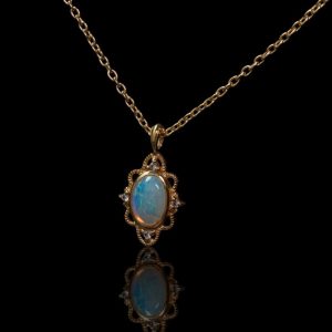 Verguld zilveren hanger met opaal aan verguld zilveren collier