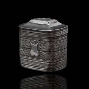 Antiek zilver Lodereindoosje met bandmotief. Jaarletter 1845
