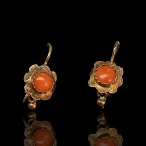 Paar antieke gouden oorhangers met bloedkoraal