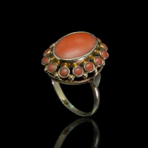 14 krt gouden entourage ring met bloedkoraal