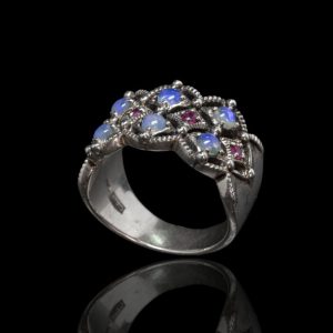 Zilveren ring met robijnen en opalen