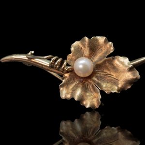 14 krt gouden ‘blad’-broche met cultivé parel