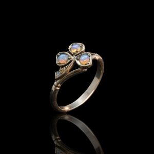 14 krt gouden ring met klavertje drie van opalen en diamant