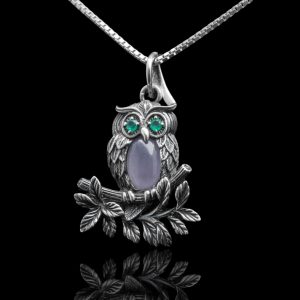 Zilveren uil met lavendel jade en groene agaat, als hanger aan zilveren collier