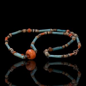 Oud-Egyptisch faience kralen collier met bloedkoraal, ca. 500 v.Chr.