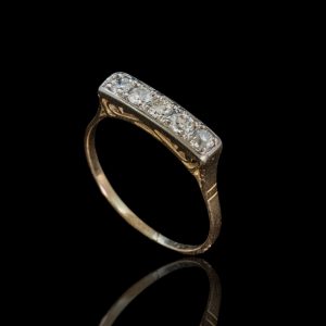 14 krt gouden rijring met vijf briljanten
