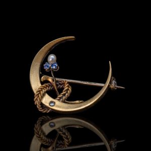 Antieke 14 krt gouden broche met bloem, parel, saffieren en diamant