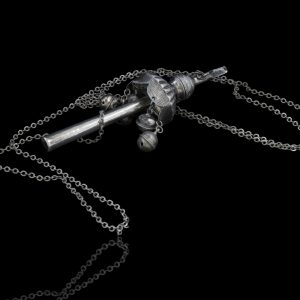 Antiek zilveren rammelaar met rinkelbel en fluitje, aan een antiek zilveren collier, ca. 1830